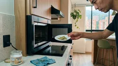 El truco del laurel para quitar el mal olor del microondas sin químicos