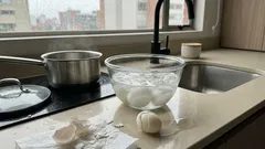 El truco del baño de hielo para pelar huevos duros en segundos