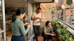 El truco de colgar tapas metálicas para ahuyentar palomas del balcón sin lastimarlas