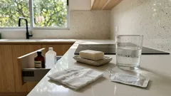 Por qué el alcohol y el agua oxigenada no son lo mejor para una cortada leve (y cómo limpiarla sin complicarte)