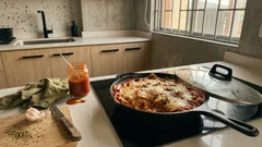 Lasaña de pollo en sartén: lista en 30 minutos y sin prender el horno