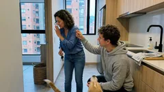 Por qué no deberías dejar que tu perro te lama la cara y cómo poner límites sin pelear