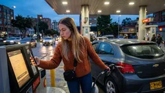 Cómo ahorrar gasolina en febrero 2026 con descuentos del 10% al 30% y reintegros semanales