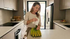 El truco de la servilleta húmeda para que los bananos duren más sin ponerse negros