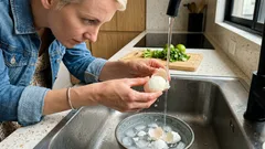 Por qué se pega la cáscara del huevo duro (y el baño frío que lo hace mucho más fácil)