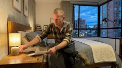 Libélula en la mesita de noche: lo que puede estar reflejando tu dormitorio y cómo leerlo con Feng Shui