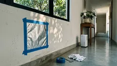 Papel aluminio en la pared: el truco de 24–48 horas para detectar humedad en casa