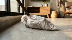 El truco de la funda de almohada en la escoba para barrer sin levantar polvo