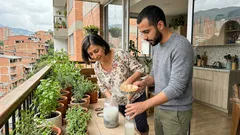 Ceniza de madera con vinagre: para qué sirve y cómo usarla sin dañar tus plantas