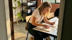 Cuando la escuela se cierra: la apuesta de una docente que hoy acompaña a familias en Concordia