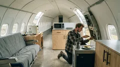 Cómo convirtió un Boeing 727 en su casa en el bosque: costos reales y lecciones de espacio