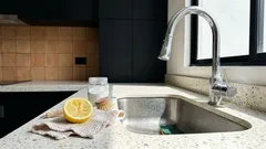 El truco del limón para quitar el sarro de la llave y dejarla brillando de un día para otro