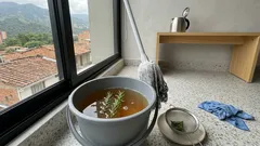 El truco del romero en el balde para trapear y dejar la casa oliendo a limpio