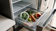 ¿Tu cajón de verduras se llena de humedad? El truco del papel que ayuda a mantenerlo fresco y sin olores