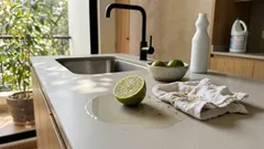 Por qué frotar limón en el mesón sí funciona para quitar grasa y malos olores