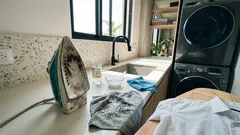 Plancha con suela negra: el método casero que la deja limpia en minutos y sin maltratarla